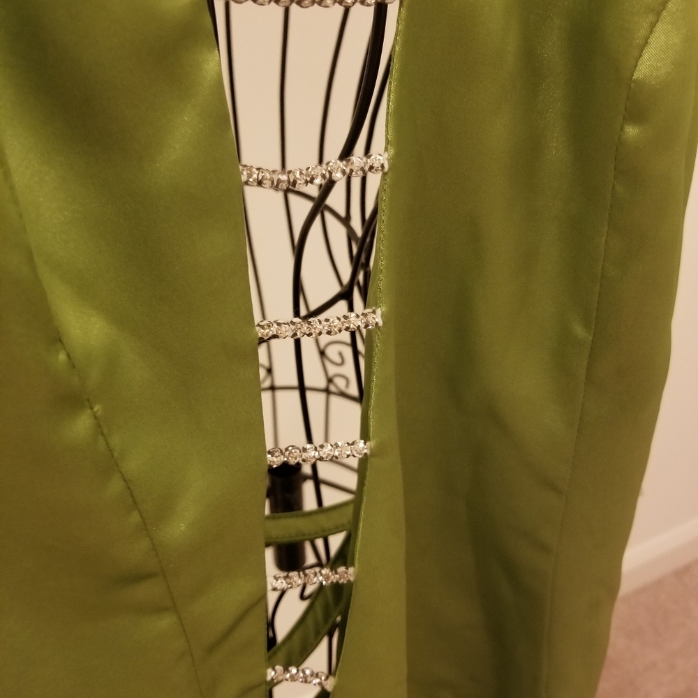 Gown - Picture 5 of 6